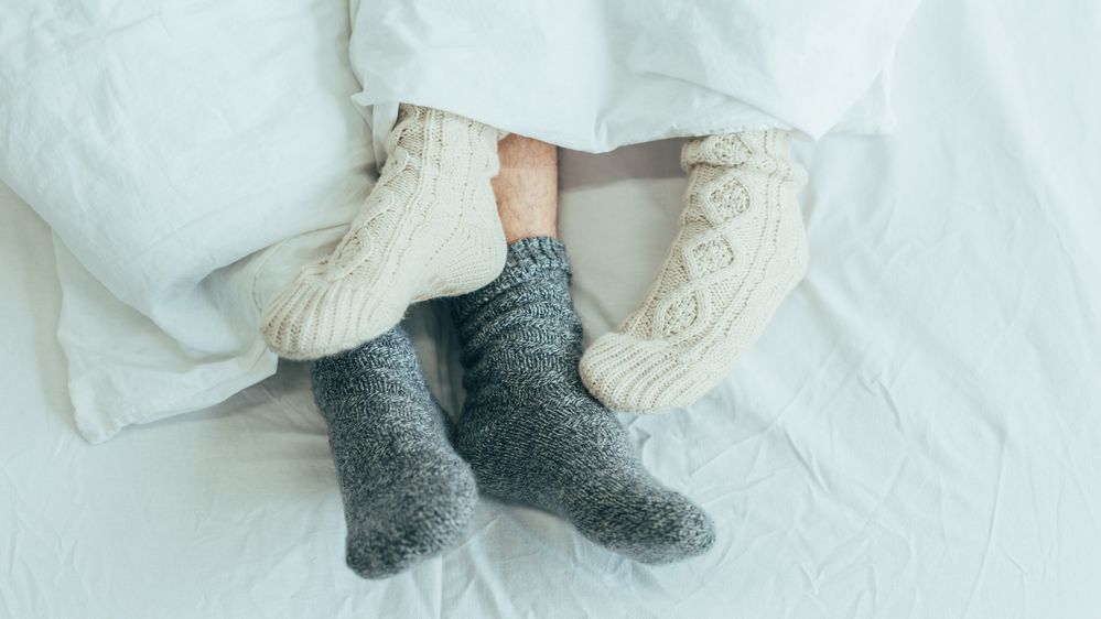 Proč je dobré spát každou noc v ponožkách